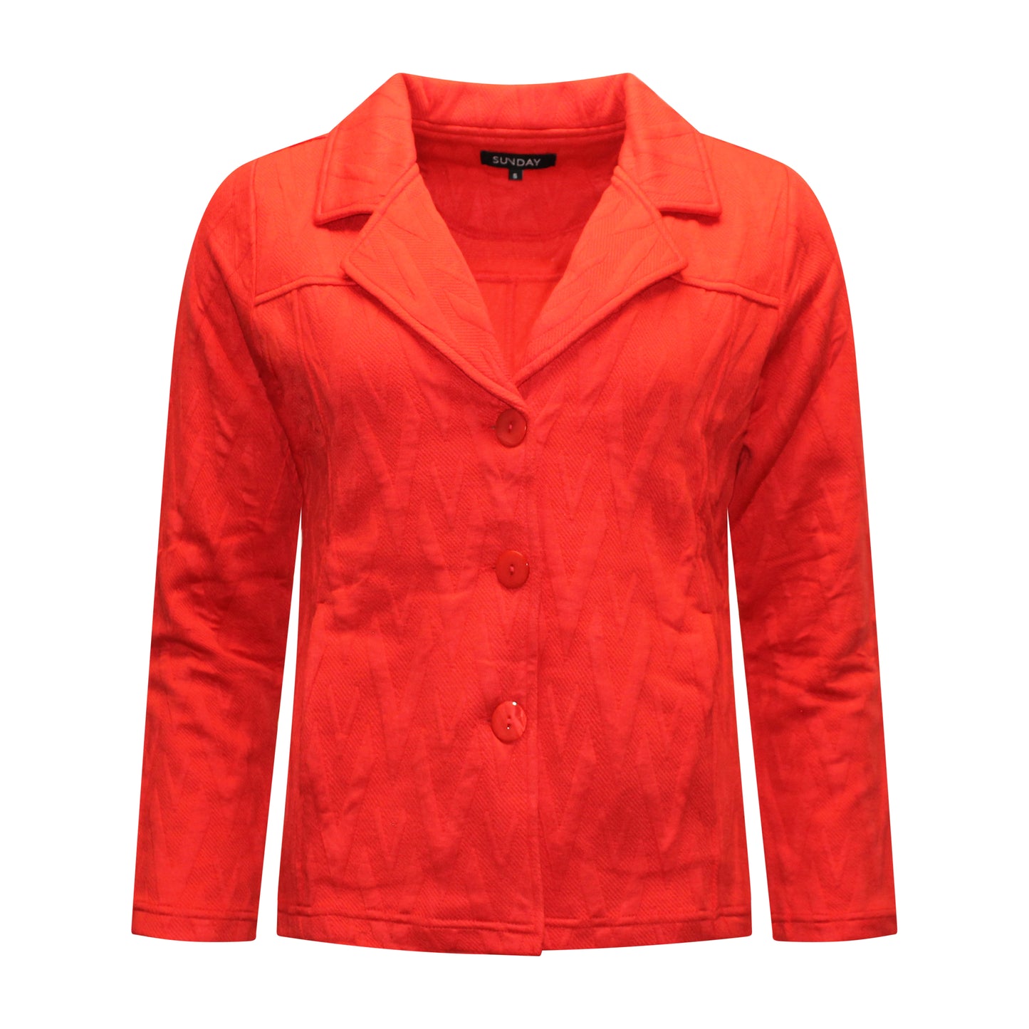 Voorzijde van Sunday Vest Senna met recht model, lange stretchmouwen, kraagje met knoopsluiting, steekzakjes en rode reliëfstof.