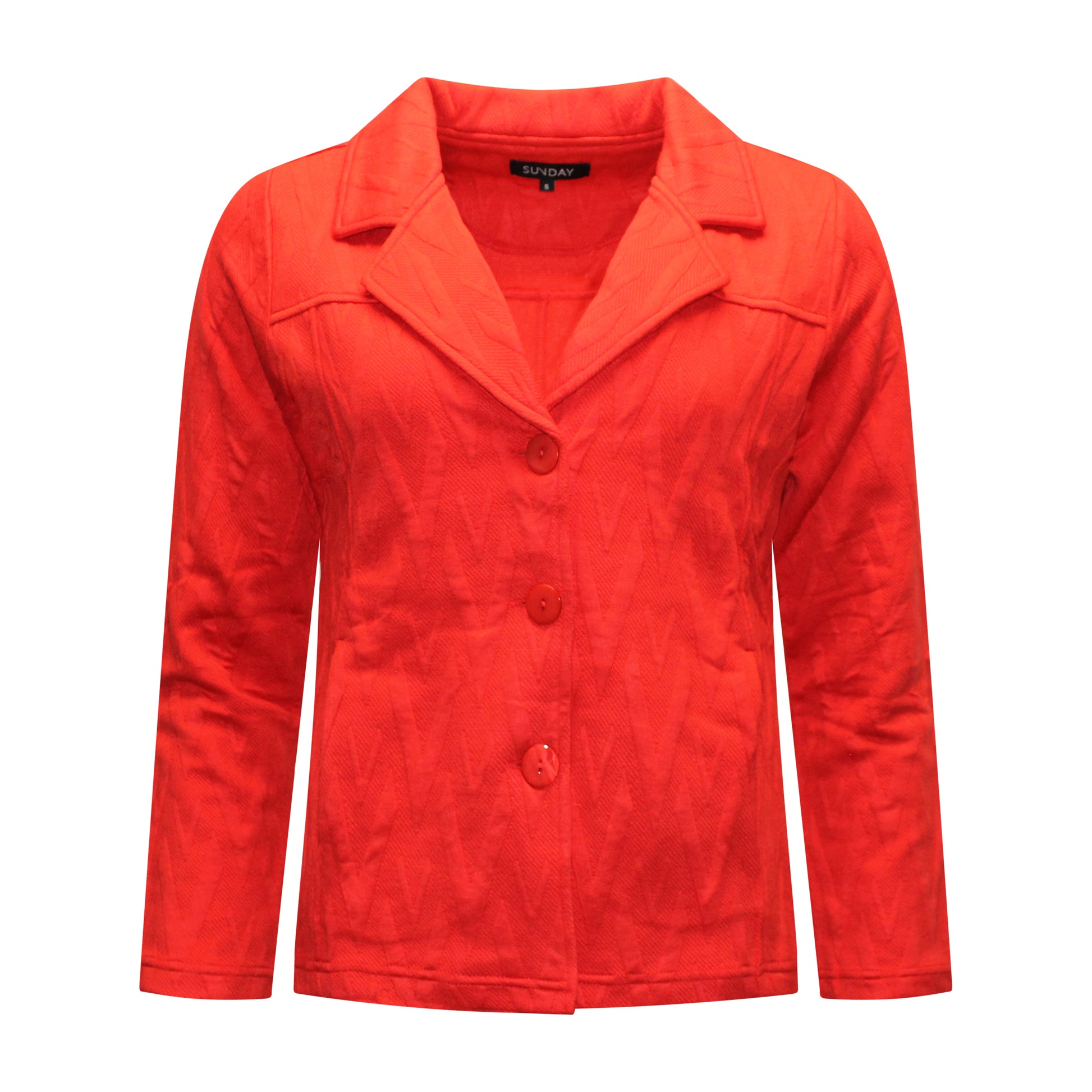 Voorzijde van Sunday Vest Senna met recht model, lange stretchmouwen, kraagje met knoopsluiting, steekzakjes en rode reliëfstof.