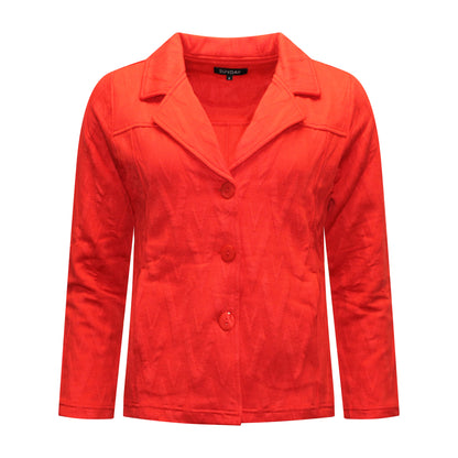 Voorzijde van Sunday Vest Senna met recht model, lange stretchmouwen, kraagje met knoopsluiting, steekzakjes en rode reliëfstof.