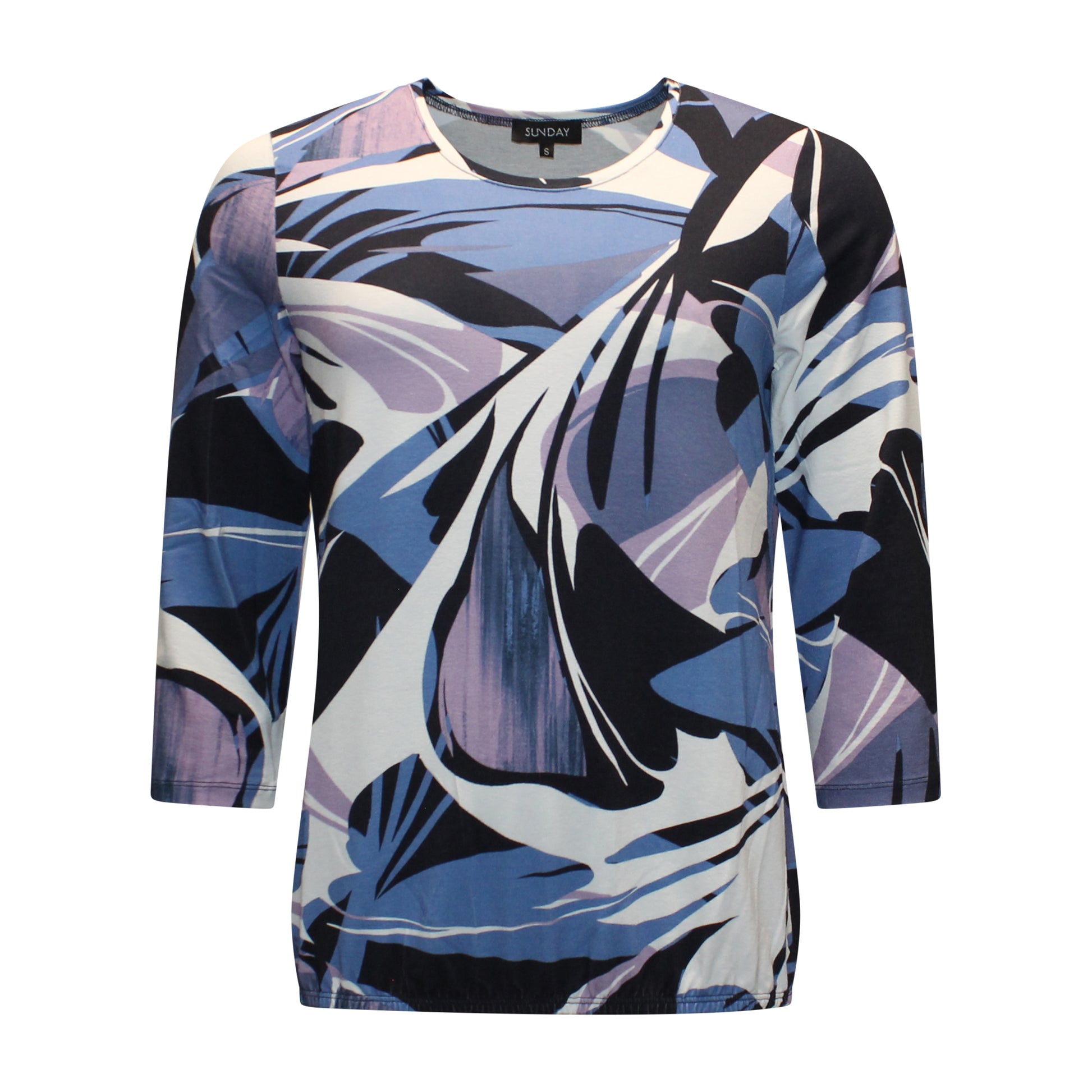 Achterzijde van Sunday blouson Yvonne met driekwart mouwen, blousend model en grafische print in blauw.