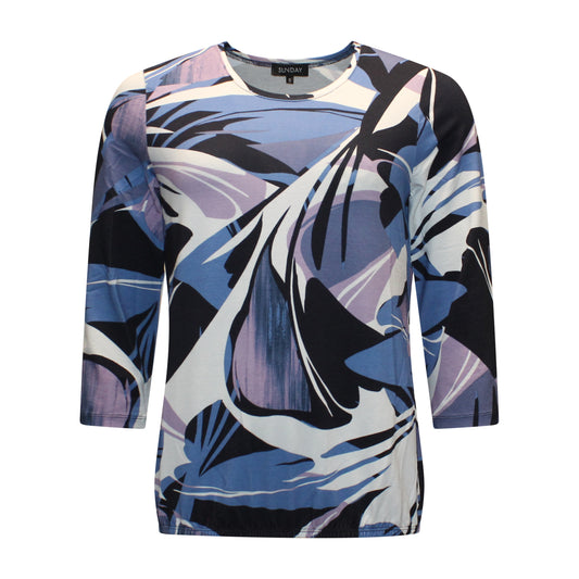 Achterzijde van Sunday blouson Yvonne met driekwart mouwen, blousend model en grafische print in blauw.